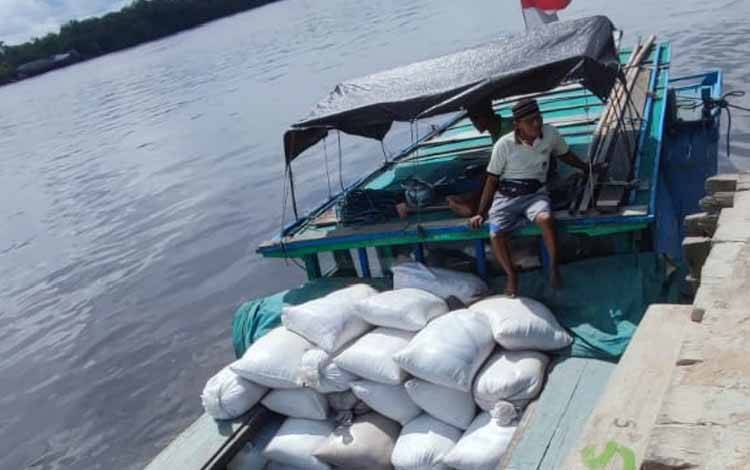 Beras petani Pegatan saat tiba di Pelabuhan Sampit untuk dikirim ke Bulog, Jumat, 17 Januari 2025. (FOTO : IST)