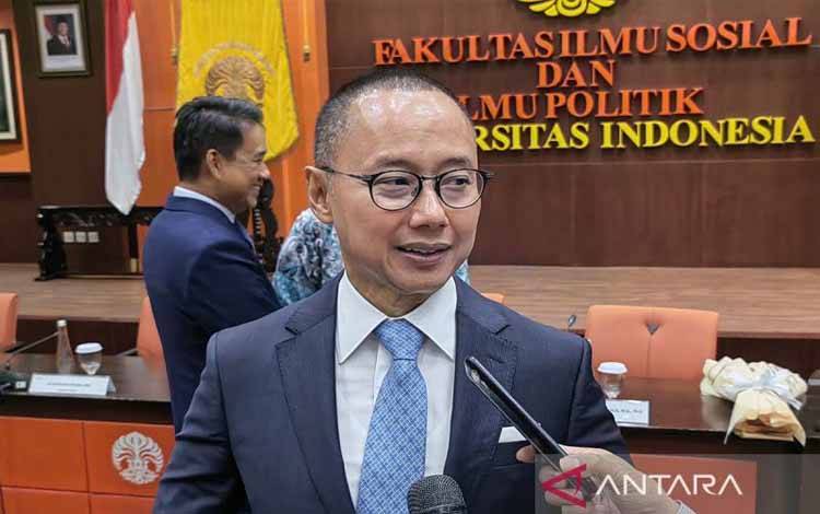 Wakil Ketua MPR RI Eddy Soeparno (tengah) usai menjalani Sidang Terbuka Promosi Doktor Program Studi Ilmu Politik, Fakultas Sosial dan Ilmu Politik (FISIP) Universitas Indonesia (UI) di Kampus UI Depok, Jawa Barat, Kamis (12/12/2024). ANTARA/Melalusa Susthira K/am
