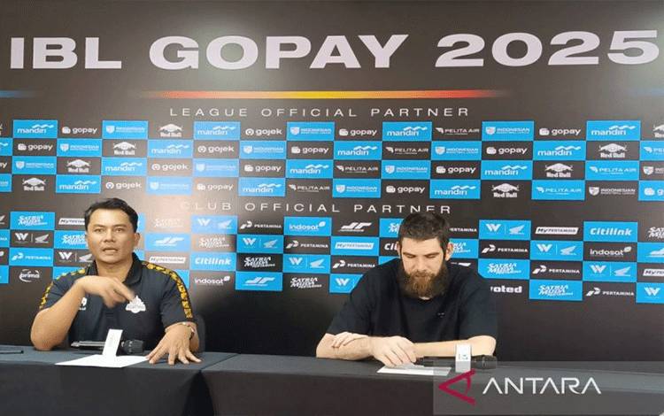Pelatih Kesatria Bengawan Solo Efri Meldi (kiri) bersama William Joseph Artino, dalam konferensi pers usai pertandingan melawan Satria Muda Pertamina Jakarta di Britama Arena, Jakarta, Jumat (17/1/2025) malam. ANTARA/Donny Aditra