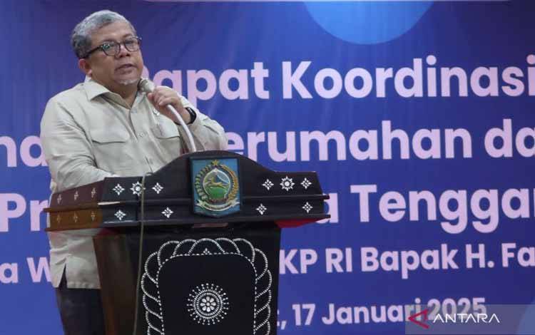 Wakil Menteri Perumahan dan Kawasan Permukiman (Wamen Perkim) Fahri Hamzah menyampaikan pidato dalam rapat koordinasi desain penataan perumahan dan permukiman, di Mataram, Nusa Tenggara Barat (NTB), Jumat (17/1/2025). ANTARA/Sugiharto Purnama