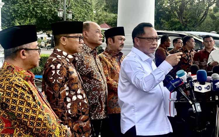 Menteri Dalam Negeri Tito Karnavian menjawab pertanyaan wartawan mengenai beberapa isu saat jumpa pers di Kompleks Istana Kepresidenan, Jakarta, Jumat (17/1/2025). ANTARA/Genta Tenri Mawangi