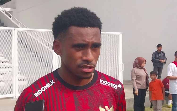 Pemain sepak bola berdarah Papua Muhammad Iqbal Gwijangge memberikan keterangan kepada awak media usai mengikuti upacara memperingati HUT Kemerdekaan ke-79 RI dan sesi latihan (internal game) timnas U-20 di Stadion Madya, Senayan, Jakarta, Sabtu (17/8/2024). (ANTARA/Aloysius Lewokeda)
