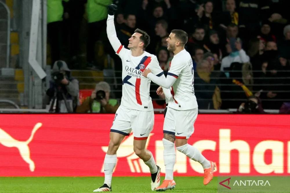 Gelandang Paris Saint-Germain Spanyol Fabian Ruiz (kiri) merayakan golnya ke gawang RC Lens bersama Lucas Hernandez (kanan) dalam pertandingan Liga Prancis di Stadion Bollaert-Delelis, Lens, Prancis, Sabtu (18/1/2025). ANTARA/AFP/Francois Lo Presti
