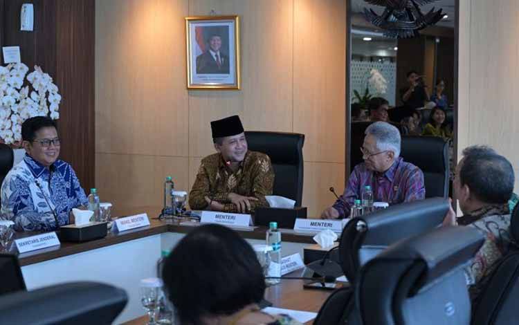 Kiri-kanan: Wamentrans Viva Yoga Mauladi, Mentrans M. Iftitah Sulaiman Suryanagara, dan Mendiktisaintek Satryo Soemantri Brodjonegoro berdiskusi mengenai kerja sama transformasi program transmigrasi di kantor Kemendiktisaintek, Jakarta, Jumat (17/1/2025). ANTARA/HO-Kementerian Transmigrasi.
