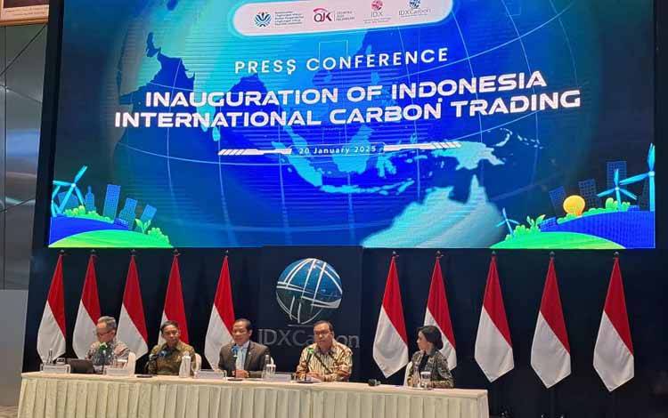 Bursa Karbon Indonesia atau IDX Carbon meluncurkan perdagangan karbon secara internasional di Main Hall Bursa Efek Indonesia (BEI), Jakarta, Senin (20/1/2025) . ANTARA/Muhammad Heriyanto