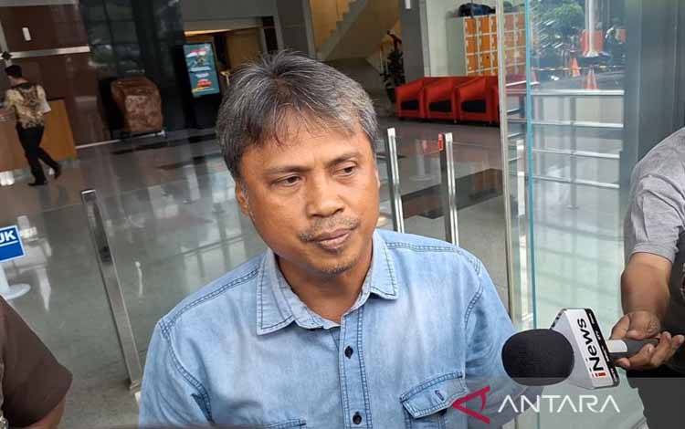Advokat Daniel Masiku (DM) diperiksa penyidik KPK sebagai saksi penyidikan perkara dugaan korupsi dengan tersangka buronan Harun Masiku, Senin (20/1/2025). (ANTARA/Fianda Sjofjan Rassat)