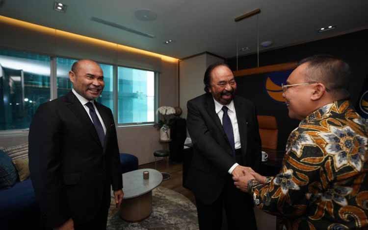 Ketua Umum Partai NasDem Surya Paloh bersama Ketua Fraksi Partai NasDem DPR RI Viktor Laiskodat bertemu dengan Ketua Harian Partai Gerindra Sufmi Dasco Ahmad saat peresmian ruangan Fraksi Partai NasDem di Kompleks Parlemen, Jakarta, Senin (20/1/2025).(ANTARA/HO-DPR
