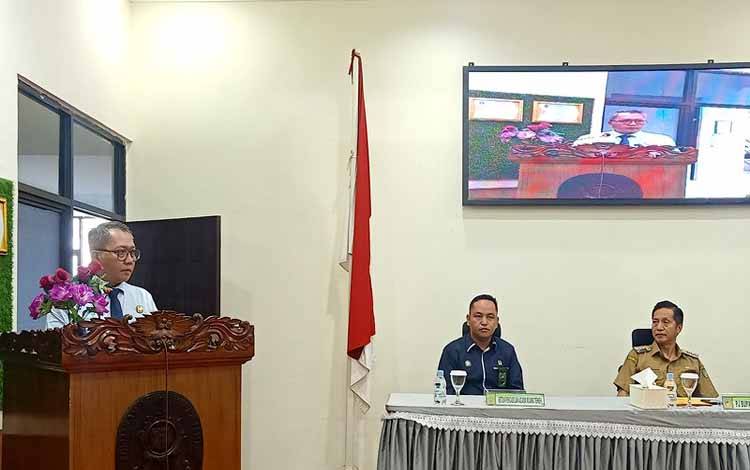 Kepala Kejaksaan Negeri Barito Utara, Guntur Triyono saat memberikan sambutan pada acara MoU tentang perlindungan dan pemenuhan hak perempuan dan anak pasca perceraian, di aula pertemuan Pengadilan Agama Muara Teweh, Senin 20 Januari 2025.(foto: Dhani)