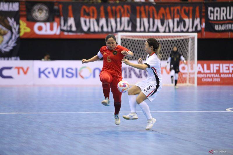 Kapten timnas futsal putri Indonesia Novita Murni saat beraksi memimpin rekan-rekannya saat melawan Hong Kong pada laga terakhir Grup B babak kualifikasi Piala Asia Futsal Putri 2025 di GOR Amongrogo, Kota Yogyakarta, Minggu (19/1/2025). (ANTARA/HO-Federasi Futsal Indonesia)