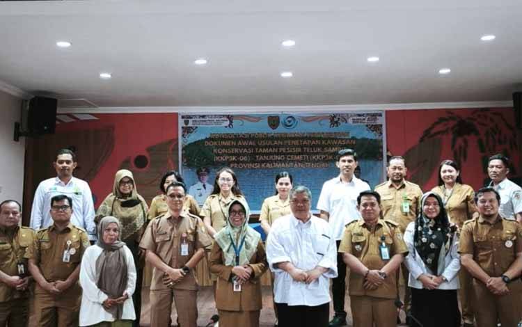 Foto bersama saat rangkaian dokumen awal usulan penetapan kawasan konservasi taman pesisir Ujung Pandaran (KKP3K-06) - Tanjung Cemeti (KKP3K-07) di Dislutkan Kalteng. (FOTO: IST)