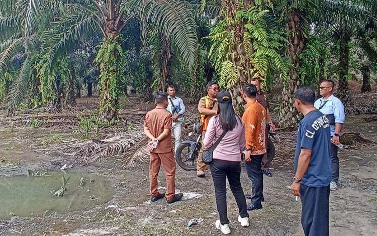 Anggota DPRD Kotawaringin Timur meninjau lokasi lahan perusahaan tambang PT BMW, Selasa, 21 Januari 2025. (FOTO: DPRD Kotim)