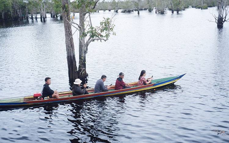 Wisata susur danau di Objek Wisata Danau Dayu Kabupaten Barito Timur. (FOTO: AGUSTINUS BOLE MALO)