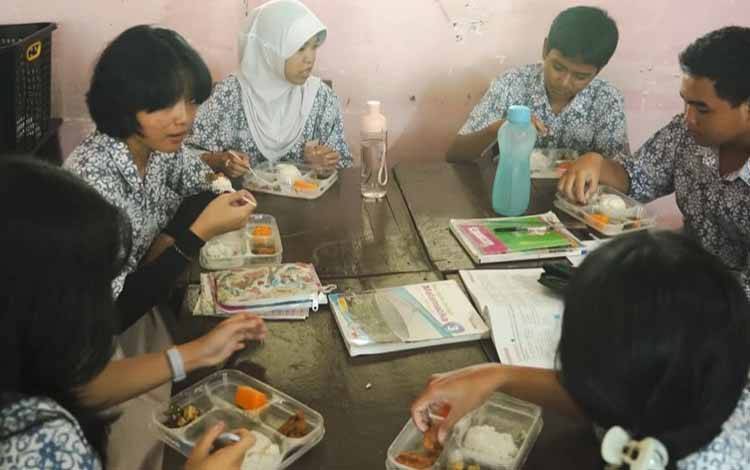 Siswa di Palangka Raya menyantap makanan program MBG. (FOTO: HUMAS)?