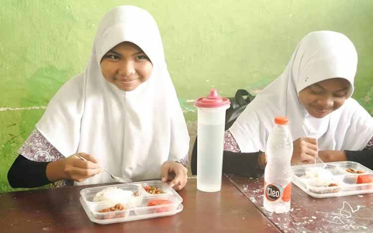 Siswa di Palangka Raya menyantap makanan program MBG di sekolah. (FOTO: HUMAS)