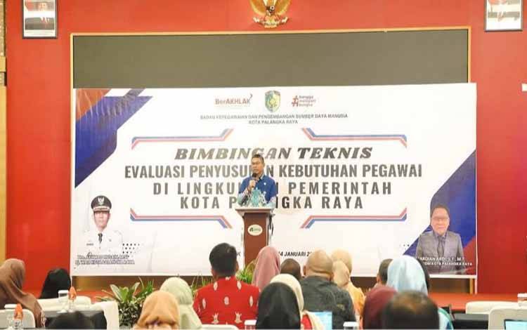 Pj Wali Kota Palangka Raya saat membuka Bimtek evaluasi penyusunan kebutuhan ASN. (FOTO: HUMAS)