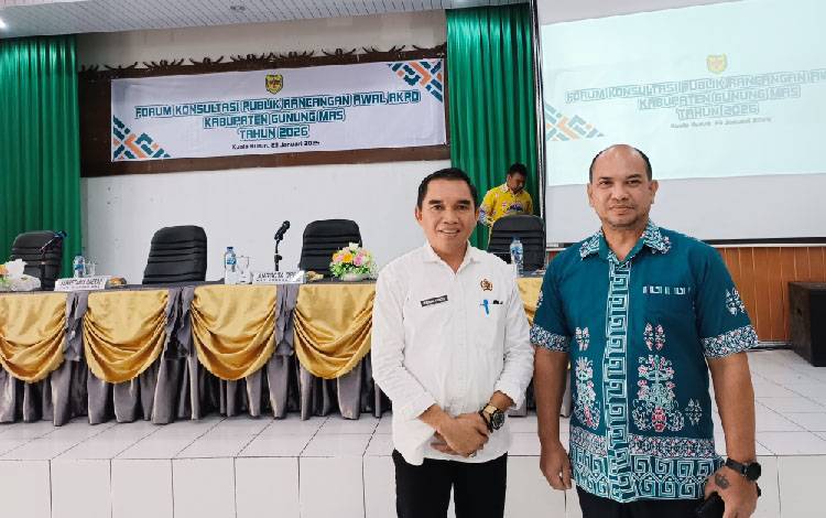 Plt Kepala Kantor Pertanahan Gunung Mas Ferdinan Adinoto (kiri) bersama Kepala Bapperdia Gunung Mas Yantrio Aulia (kanan). (FOTO: RISKA YULYANA)