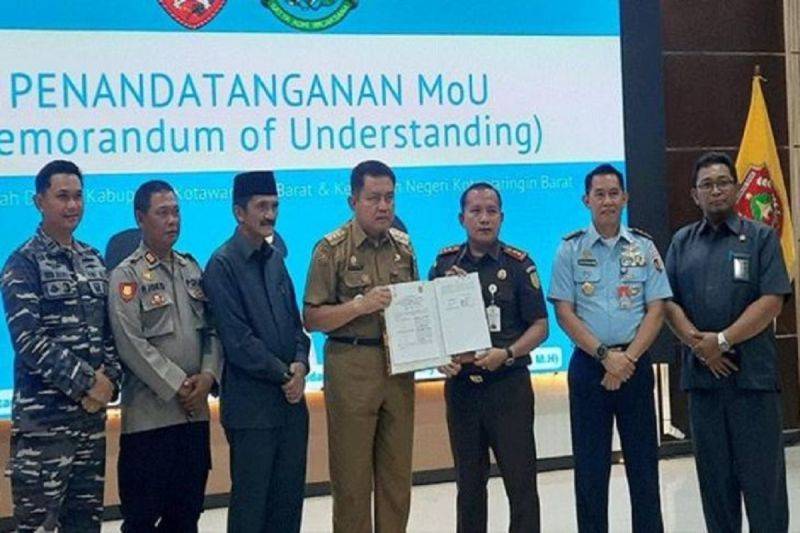 Dokumentasi. Penandatanganan MoU Pemkab Kobar dengan Kejaksaan Negeri Pangkalan Bun. (ANTARA/HO-Istimewa.)