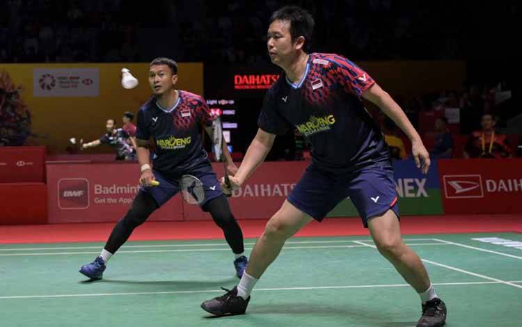 Pebulu tangkis ganda putra Indonesia Hendra Setiawan (kanan) dan Mohammad Ahsan (kiri) mengembalikan kok saat melawan ganda putra Taiwan Chiang Chien-Wei dan Wu Hsuan-Yi pada babak 32 besar Daihatsu Indonesia Masters 2025 di Istora Senayan, Jakarta, Selasa (21/1/2025). Ahsan/Hendra melaju ke babak 16 besar usai menang 21-19, 22-20. ANTARA FOTO/Fauzan/rwa.