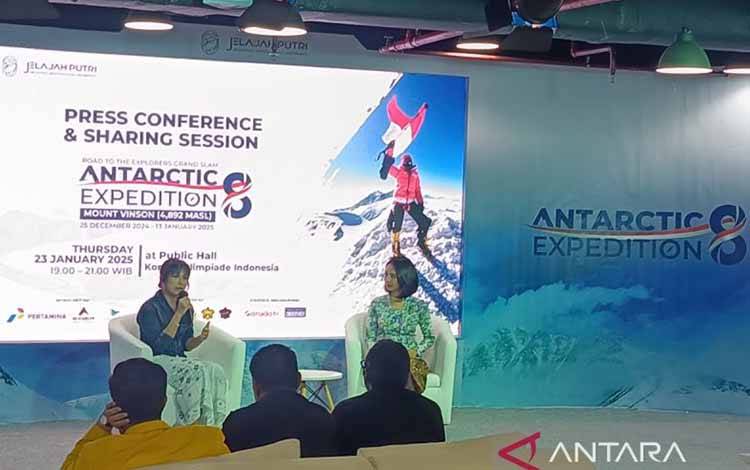 Pendaki asal Indonesia Putri Handayani, dalam kegiatan Press Conference and Sharing Session di Jakarta, Kamis (23/1/2025) malam. ANTARA/Donny Aditra