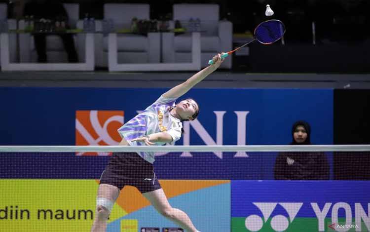 Pebulu tangkis tunggal putri Indonesia Chiara Marvella Handoyo mengembalikan kok ke arah lawannya pebulu tangkis Malaysia Karupathevan Letshanaa pada babak perempatfinal Indonesia Masters II Super 100 2024 di Jatim International Expo, Surabaya, Jawa Timur, Jumat (1/11/2024). ANTARA FOTO/Rizal Hanafi/foc