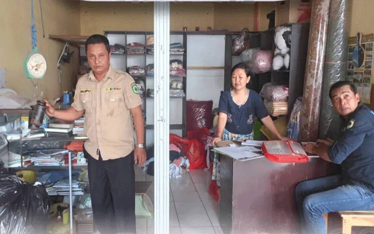 Tera ulang timbangan usaha laundry di Palangka Raya oleh Tim UPTD Metrologi Legal. (FOTO: HUMAS)