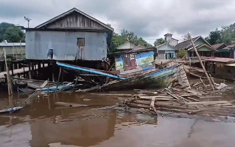 Lanting dan Perahu milik warga yang rusak akibat tertabrak tongkang di Desa Terantang, Kecamatan Seranau, Kabupaten Kotim. (FOTO: BUDDI)
