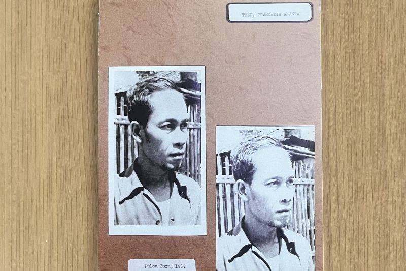 Foto Maestro Sastra Pramoedya Ananta Toer yang dipajang di Taman Ismail Marzuki. (ANTARA/ Putri Hanifa)