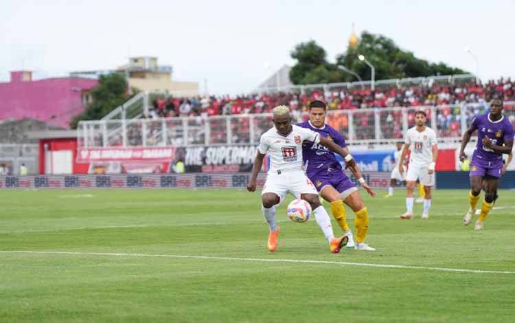 Laga Malut United versus Persik Kediri di Stadion Gelora Kie Raha, Ternate, Sabtu (24/1/2025) berakhir dengan kemenangan tuan rumah dengan skor 2-1, ANTARA/Abdul Fatah