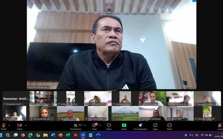 Menteri Pertanian Andi Amran Sulaiman memantau kesiapan pertanaman padi di seluruh wilayah produsen beras yang dilakukan secara daring di Jakarta, Sabtu (25/1/2025). ANTARA/HO-Humas Kementan