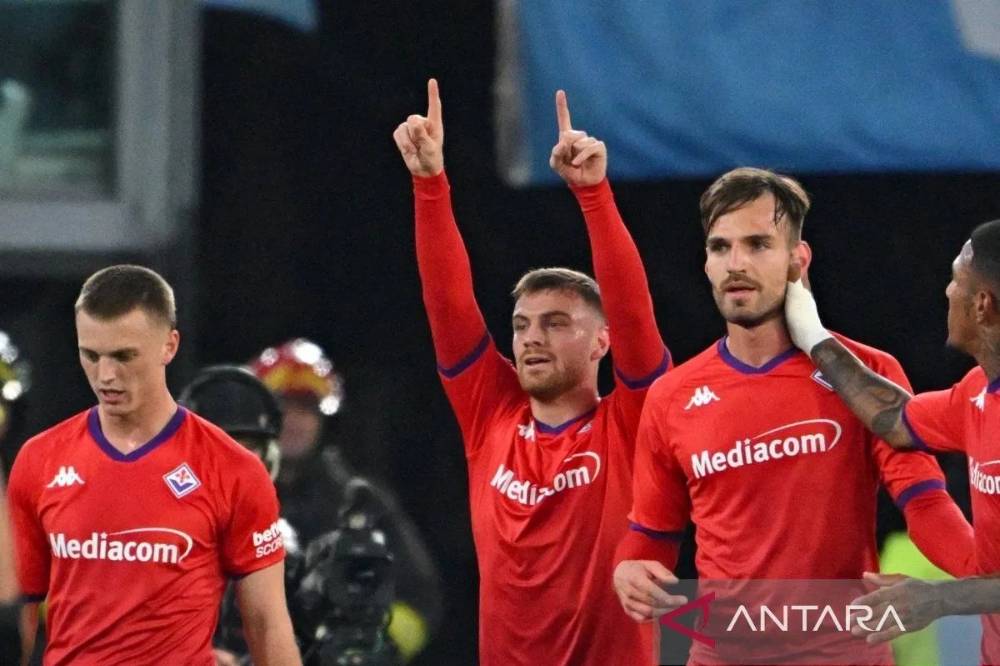 Penyerang Fiorentina Lucas Beltran (tengah) merayakan golnya ke gawang Lazio dalam lanjutan Liga Italia di Stadion Olimpico, Roma, Italia, Minggu (26/1/2025) waktu setempat. (ANTARA/AFP/Andreas Solaro)