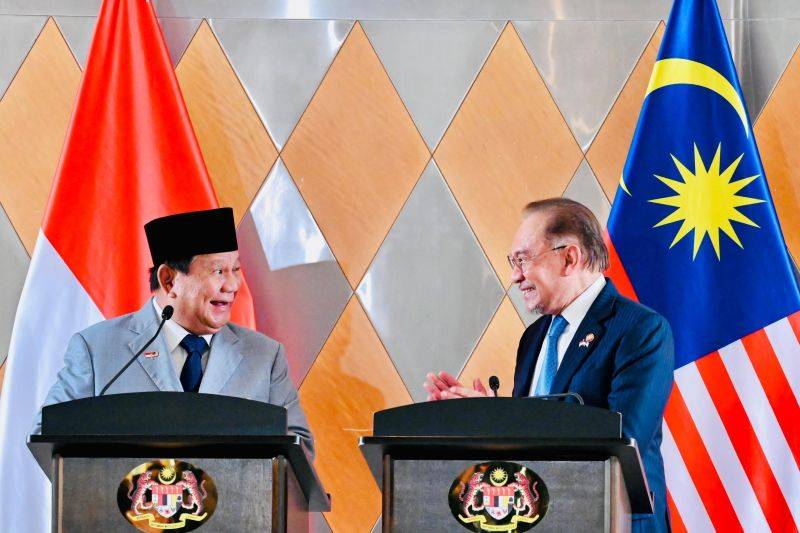 Presiden RI Prabowo Subianto dan PM Malaysia Anwar Ibrahim memberikan pernyataan pers bersama usai pertemuan bilateral di Menara Kembar Petronas, Kuala Lumpur City Centre (KLCC), Kuala Lumpur, Malaysia, Senin (27/1/2025). (ANTARA/HO-Biro Pers Sekretariat Presiden)