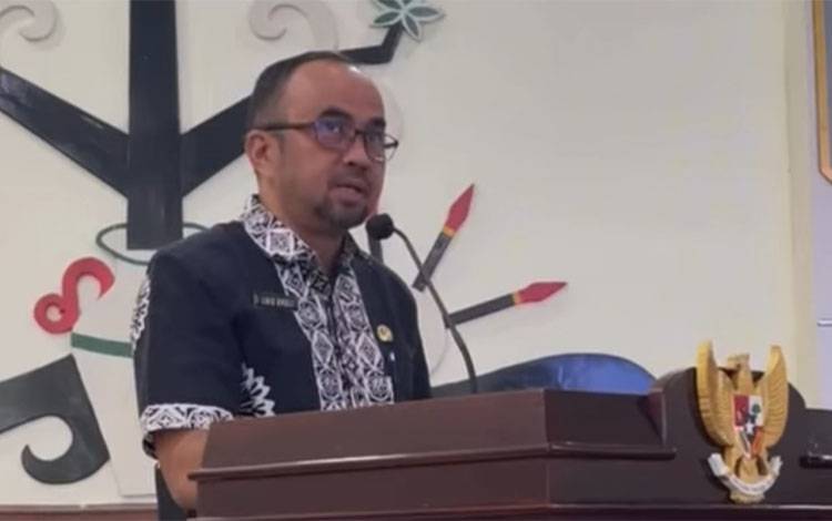 Plt Asisten Perekonomian dan Pembangunan, Luis Evelly saat membuka rapat koordinasi penyusunan Raperda Pengendalian Karhutla. (FOTO: HUMAS)