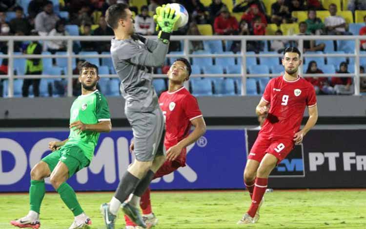 Pemain Timnas Indonesia U-20 Jens Raven (kanan) saat berlaga melawan Suriah dalam Turnamen Mandiri U-20 Challenge Series di Stadion Gelora Delta Sidoarjo, Senin (27/1/2025) malam. ANTARA/Umarul Faruq