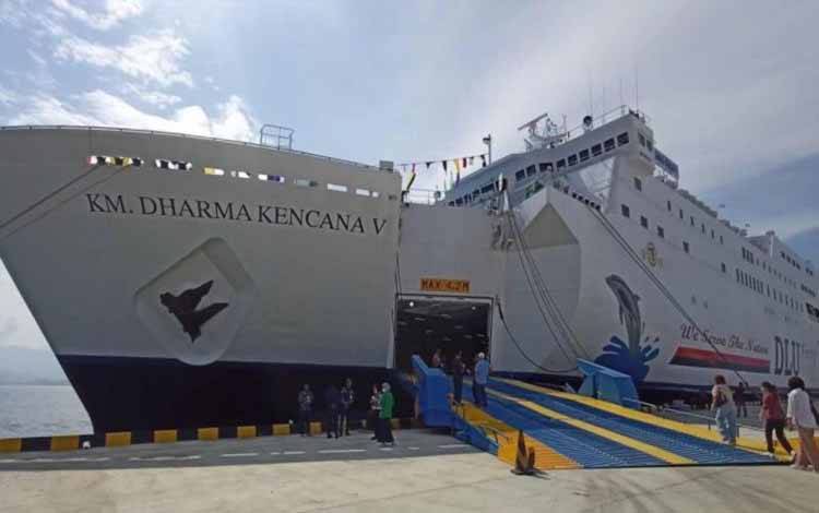 KM Dharma Kencana V sandar di Pelabuhan Donggala, Sulawesi Tengah untuk mengangkut penumpang menuju Balikpapan-Surabaya, Jumat (26/7/2024). ANTARA/Moh Ridwan (ANTARA/Moh Ridwan)