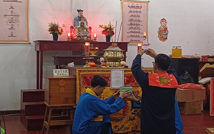 Salah satu rangkaian Ibadah menyambut tahun baru Imlek, Dji Si Siang Ang, di Kelenteng Harmoni Kehidupan Sampit beberapa waktu lalu. (FOTO: DEWIP)
