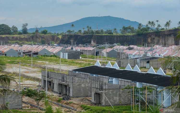 Pekerja menyelesaikan pembangunan di salah satu llokasi perumahan subsidi di Bagendung, Kota Cilegon, Banten, Rabu (8/1/2025). Menteri Keuangan Sri Mulyani Indrawati mengungkapkan alokasi anggaran untuk mendukung program tiga juta rumah pada tahun 2025 melalui APBN sebesar Rp40,27 triliun guna memenuhi kebutuhan perumahan bagi masyarakan berpenghasilan rendah (MBR). ANTARA FOTO/Muhammad Bagus Khoirunas/tom