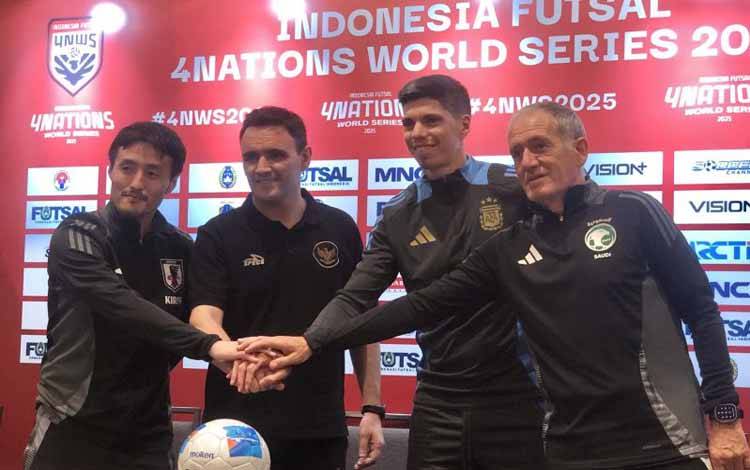 Pelatih timnas futsal Jepang Kensuke Takahashi, pelatih timnas futsal Indonesia Hector Souto, pelatih timnas futsal Argentina Matias Lucuix, dan pelatih timnas futsal Arab Saudi Andreu Plaza berpose pada jumpa pers menjelang bergulirnya Futsal 4 Nations World Series di Jakarta, Rabu (29/1/2025). Turnamen Futsal 4 Nations World Series akan digelar di Jakarta International Velodrome, Jakarta Timur, pada Kamis (30/1/2025) sampai Minggu (2/2/2025). (ANTARA/Zaro Ezza Syachniar)