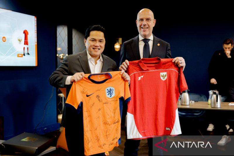 Ketua Umum PSSI, Erick Thohir berfoto dengan Sekjen KNVB Gijs de Jong saat bertemu di Kampus KNVB di Belanda pada Senin (27/1/2025). ANTARA/Dok-PSSI