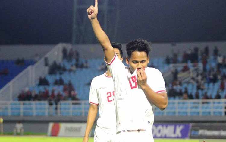 Pemain Timnas Indonesia U-20 Toni Firmansyah (kanan) mencium lambang Garuda setelah memasukkan bola ke gawang India dalam laga Mandiri U-20 Challenge Series di Stadion Gelora Delta Sidoarjo, Kamis (30/1/2025) malam. ANTARA/Umarul Faruq