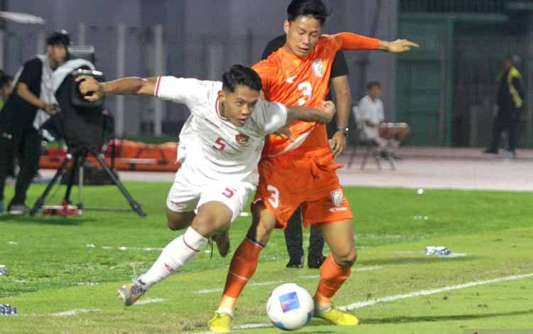 Pemain Timnas Indonesia U-20 Alfharezzi Buffon (kiri) berebut bola dengan pemain Timnas India U-20 Malemngamba Singh Thokchom (kanan) saat pertandingan Mandiri U-20 Challenge Series di Stadion Gelora Delta Sidoarjo, Kamis (30/1/2025) malam. ANTARA/Umarul Faruq