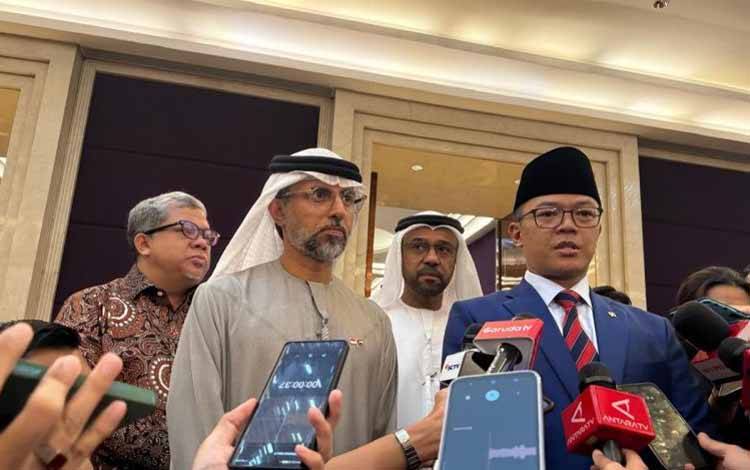 Menteri Energi dan Infrastruktur Uni Emirat Arab (UAE) Suhail Al-Mazroui (ke-2 kiri) dan Menteri Luar Negeri RI Sugiono (kanan) berbicara kepada wartawan di acara Indonesia-UAE 3rd Roundtable Discussion di Jakarta, Kamis (30/1/2025). (ANTARA/Cindy Frishanti)