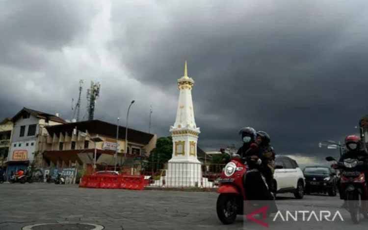 Ilustrasi - Awan mendung di atas Kota Yogyakarta. ANTARA FOTO/Andreas Fitri Atmoko/tom/aa. (.)