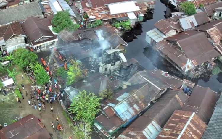 Lokasi kebakaran di Kompleks Kamar 20, Kelurahan Sawahan, dekat Pasar Keramat berada di bantaran sungai, Jumat, 31 Januari 2025.