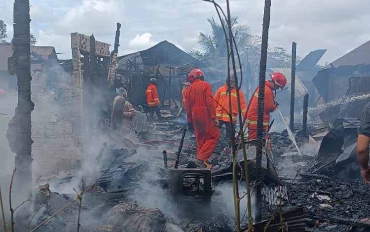 Petugas Pemadam Kebakaran melakukan pendinginan di lokasi kebakaran Jalan Muchran Ali, Gang Delima Kuning, Kecamatan Baamang, Jumat, 31 Januari 2025.
