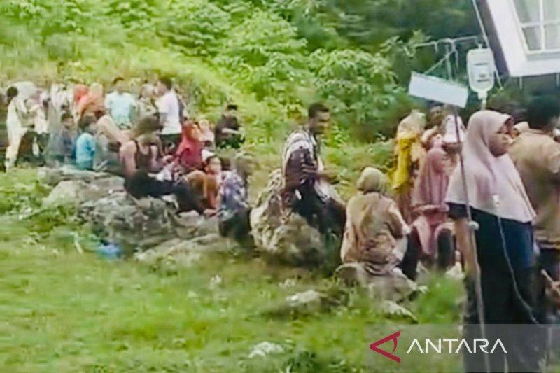 Pasien dan masyarakat berhamburan keluar dari ruang rawat RSUD Yulidin Away Tapak Tuan, Kabupaten Aceh Selatan, saat gempa bumi bermagnitudo 6,2 mengguncang wilayah barat selatan Aceh pada Jumat (31/1/2025) sore. (ANTARA/HO)