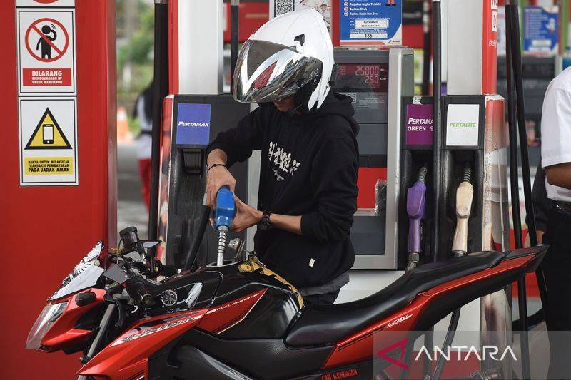 Arsip - Pengendara mengisi BBM jenis Pertamax di salah satu SPBU di kawasan Tanjung Barat, Jakarta, Rabu (1/1/2025). ANTARA FOTO/Indrianto Eko Suwarso/YU/pri.