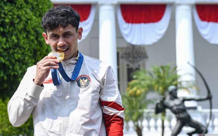 Arsip foto - Atlet panjat tebing nomor speed putra Veddriq Leonardo berpose usai mengikuti acara penyerahan bonus kepada kontingen Indonesia yang berlaga di Olimpiade Paris 2024 di halaman Istana Negara, Jakarta, Kamis (15/8/2024). Veddriq Leonardo mendapatkan bonus dari Presiden Joko Widodo sebesar Rp6 miliar usai mendapatkan medali emas pada Olimpiade Paris 2024. ANTARA FOTO/Muhammad Adimaja. (ANTARA FOTO/MUHAMMAD ADIMAJA)