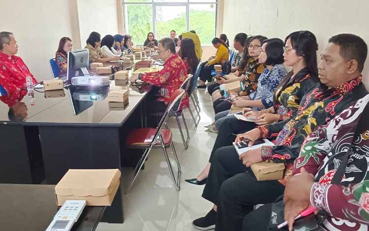 Suasana Rapat Pembentukan Tim RB Berdampak di Ruang Rapat Biro Organisasi, Kantor Gubernur Kalteng. (FOTO: KRISTIN)