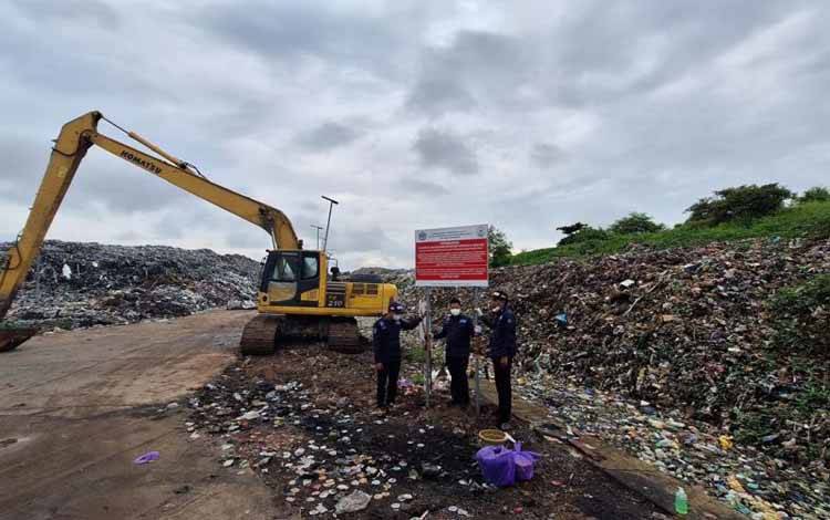 Tim Pejabat Pengawas Lingkungan Hidup Deputi Gakkum KLH memasang papan peringatan setelah KLH memberkan sanksi kepada pengelola TPAS Basirih di Banjarmasin, Kalsel, Minggu (2/2/2025) ANTARA/Prisca Triferna
