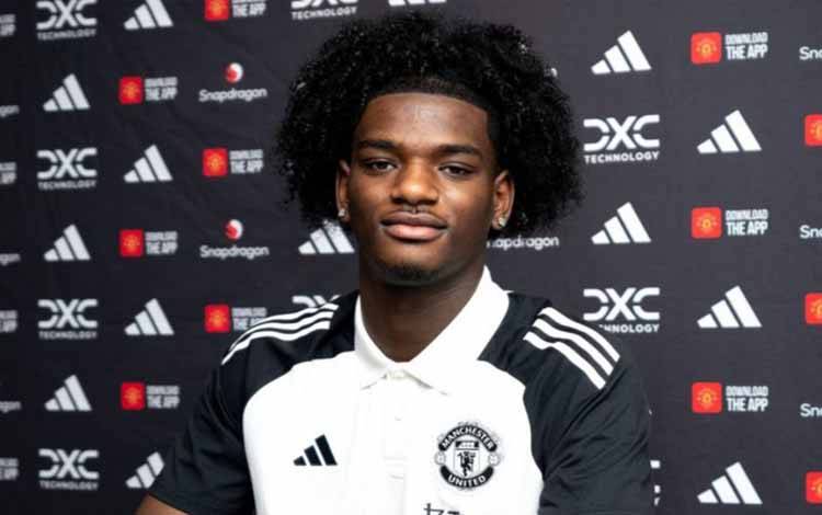 Bek baru Manchester United yang didatangkan dari Arsenal, Ayden Heaven. (Manchester United)